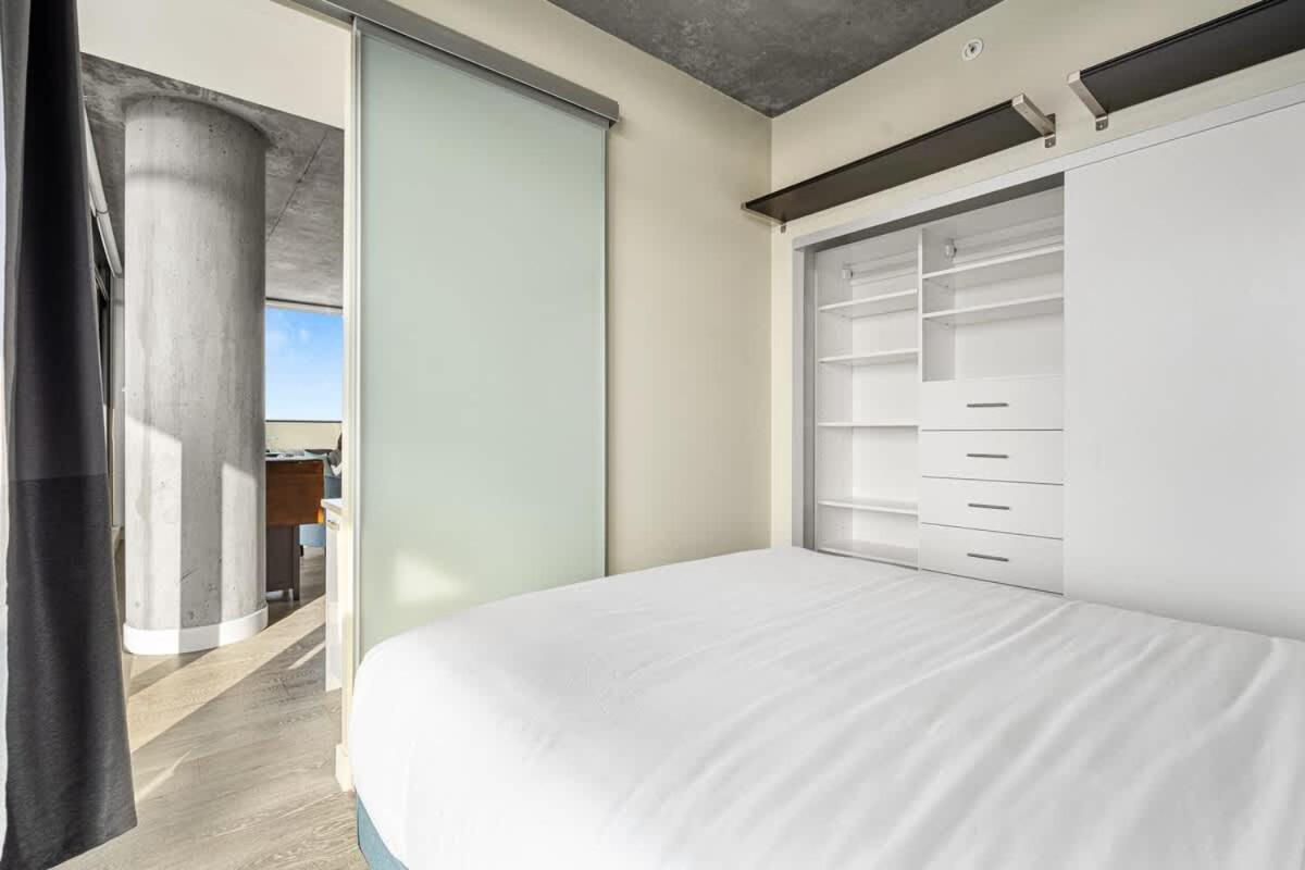 Executive Sky Lux - 2 Bd 2ba Views Pool Patio & Gym Holiday home