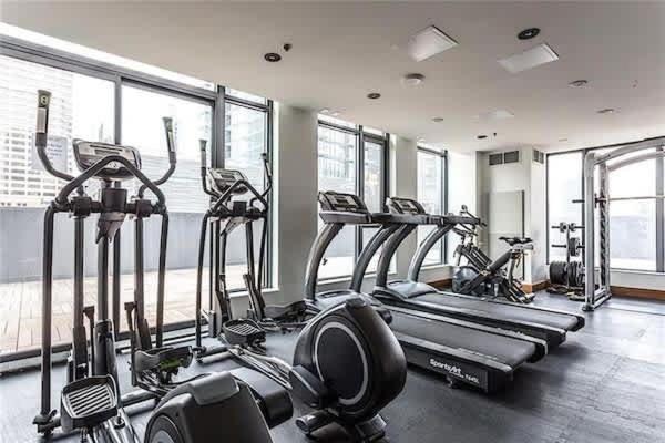 Executive Sky Lux - 2 Bd 2ba Views Pool Patio & Gym * Calgary