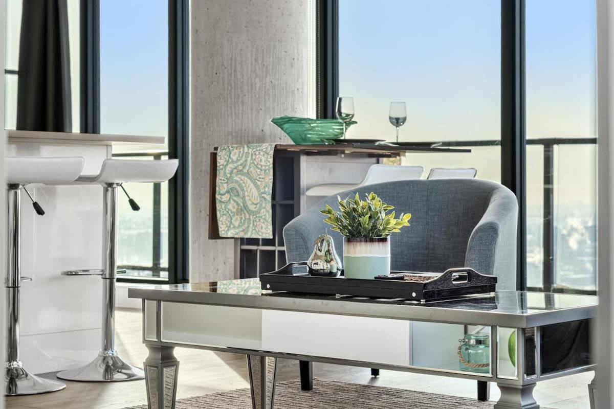 Executive Sky Lux - 2 Bd 2ba Views Pool Patio & Gym *