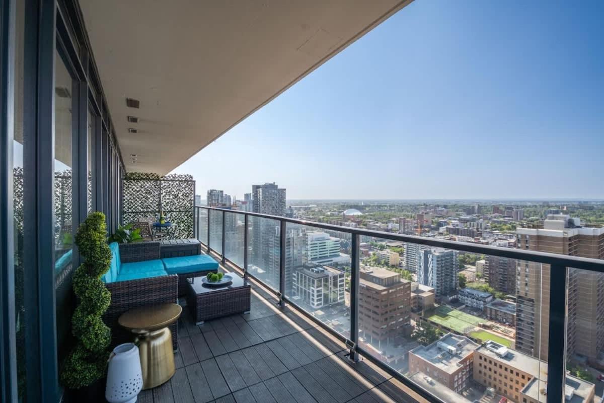 Executive Sky Lux - 2 Bd 2ba Views Pool Patio & Gym * Calgary