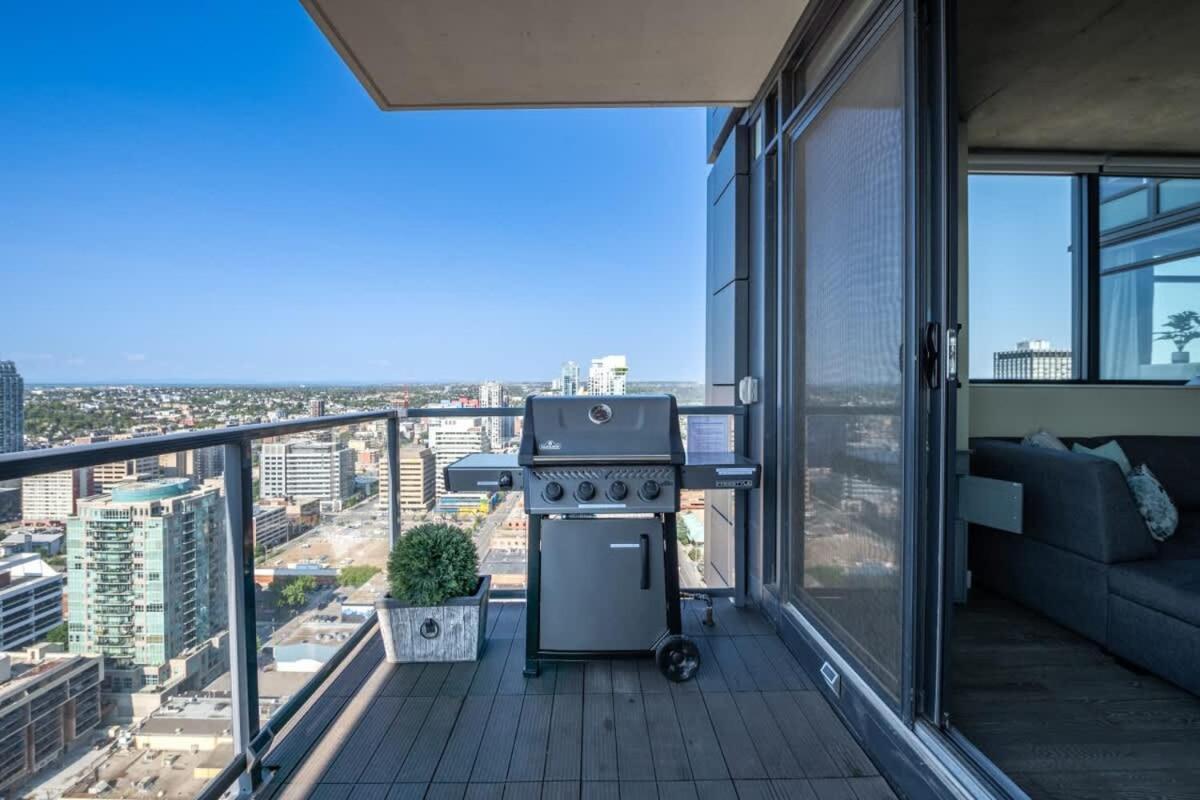 Executive Sky Lux - 2 Bd 2ba Views Pool Patio & Gym Holiday home Calgary