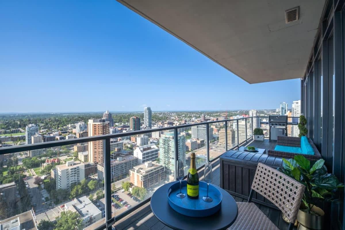 Executive Sky Lux - 2 Bd 2ba Views Pool Patio & Gym Holiday home Calgary