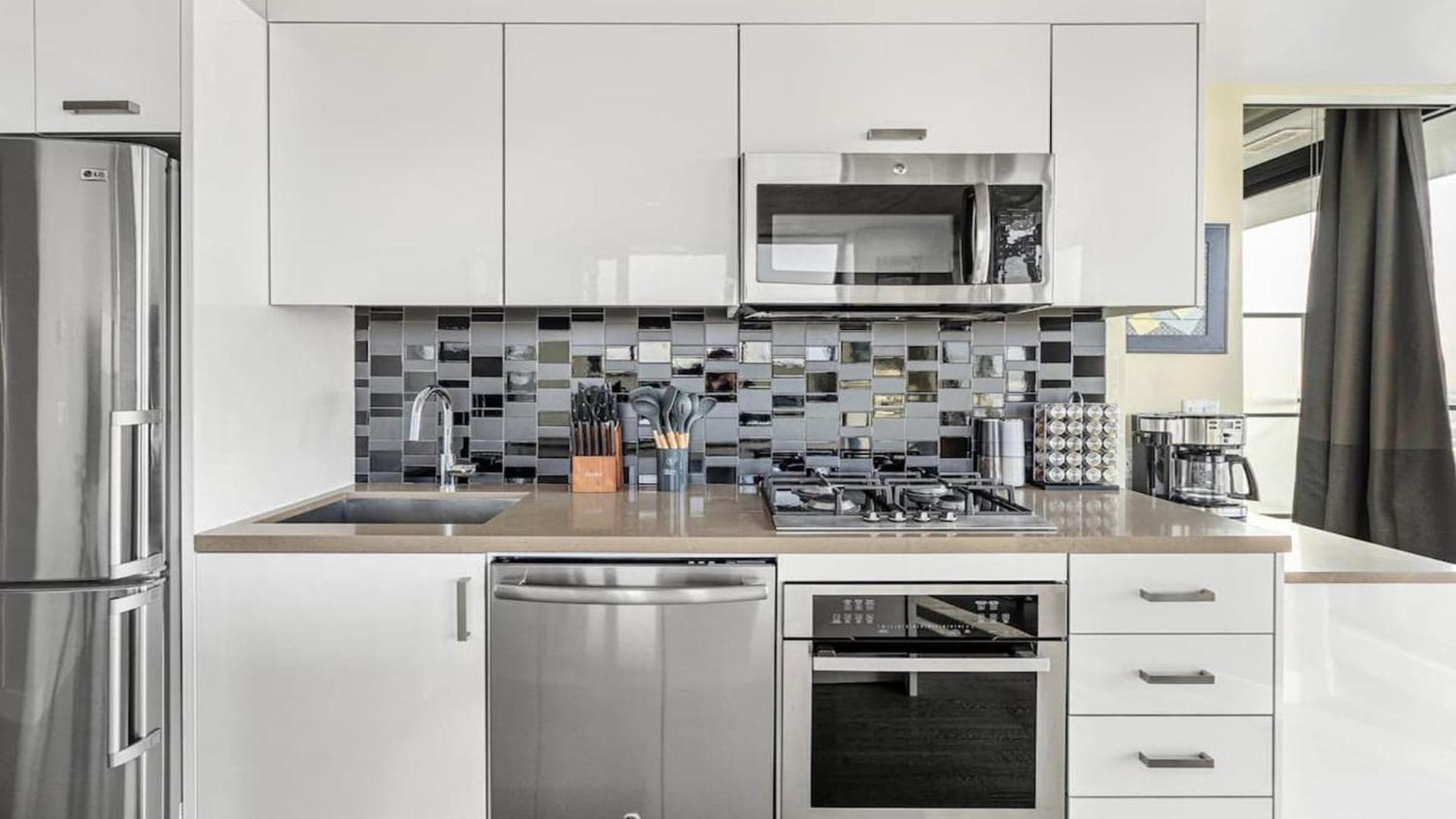 Executive Sky Lux - 2 Bd 2ba Views Pool Patio & Gym